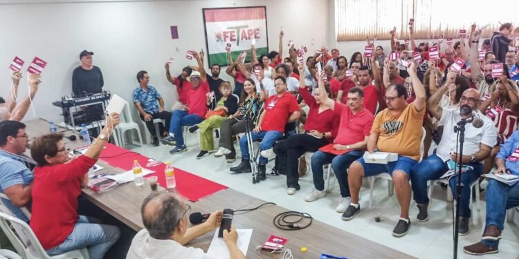 Reunião mobiliza militância para ato contra a escala 6x1 no Recife