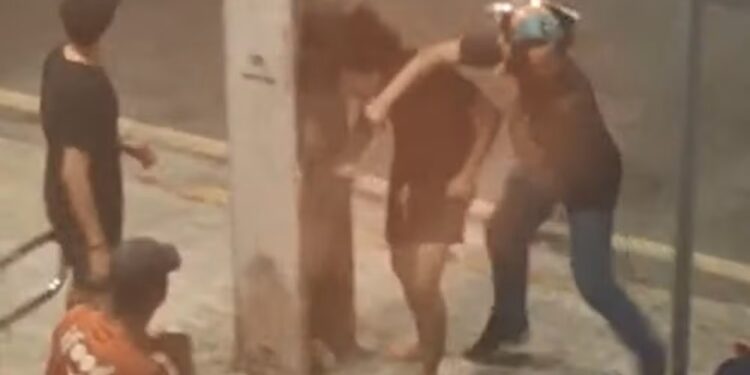 Entregadores brigam com homem após provocação a torcedores do Náutico nos Aflitos