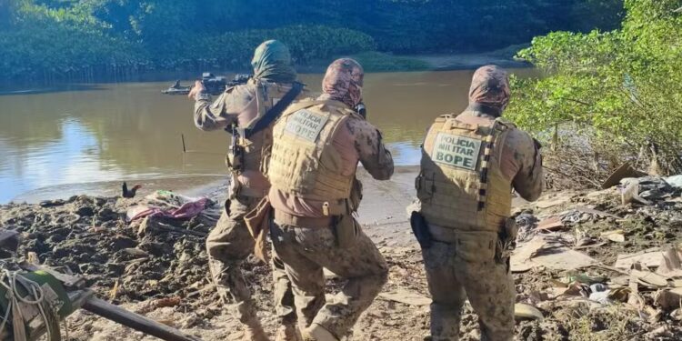 PM faz operação em ilha usada pelo tráfico na Iputinga, Zona Oeste do Recife