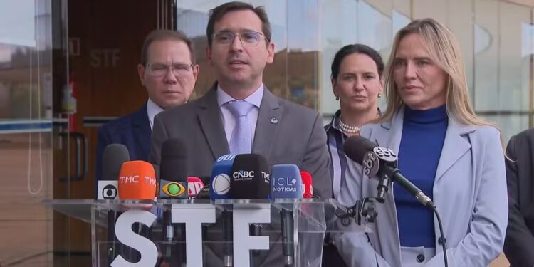 Presidente do BRB, Nelson Souza, advogado-geral da União, Flávio Roman, e governadora do DF, Celina Leão
