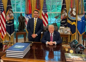 Senador e presidenciável Flávio Bolsonaro foi recebido pelo presidente Donald Trump