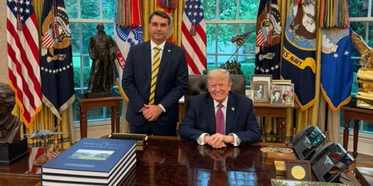 Senador e presidenciável Flávio Bolsonaro foi recebido pelo presidente Donald Trump