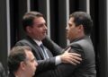 O pré-candidato a presidente do Brasil, Flávio Bolsonaro (PL), e o presidente do Senado, Davi Alcolumbre (União).