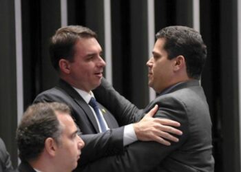 O pré-candidato a presidente do Brasil, Flávio Bolsonaro (PL), e o presidente do Senado, Davi Alcolumbre (União).