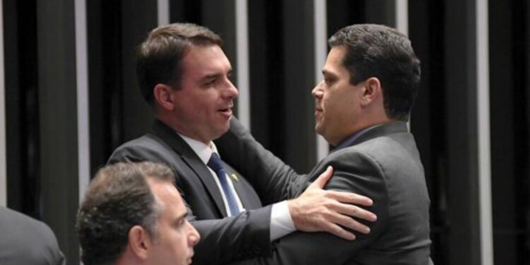 O pré-candidato a presidente do Brasil, Flávio Bolsonaro (PL), e o presidente do Senado, Davi Alcolumbre (União).