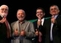 O presidente Lula (PT) e os senadores, Jaques Wagner (PT), Randolfe Rodrigues (Rede) e o ministro da Sec. de Relações Institucionais, José Guimarães (PT).