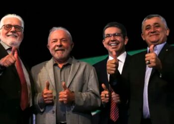 O presidente Lula (PT) e os senadores, Jaques Wagner (PT), Randolfe Rodrigues (Rede) e o ministro da Sec. de Relações Institucionais, José Guimarães (PT).