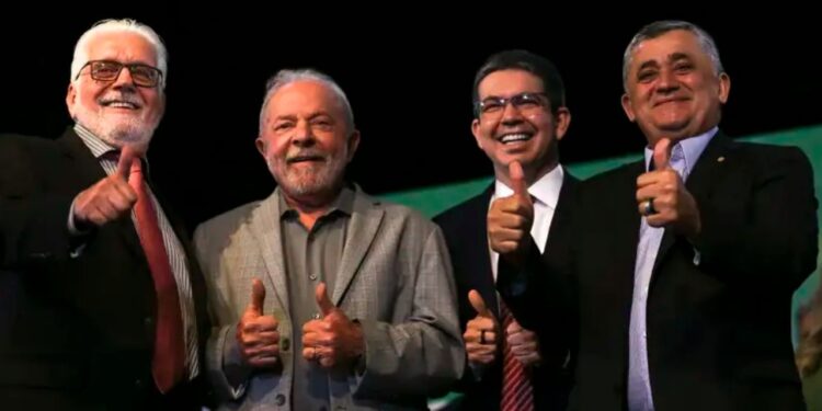 O presidente Lula (PT) e os senadores, Jaques Wagner (PT), Randolfe Rodrigues (Rede) e o ministro da Sec. de Relações Institucionais, José Guimarães (PT).