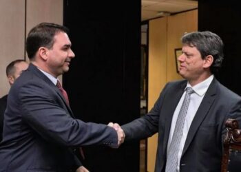 O senador Flávio Bolsonaro (PL); e o governador de SP, Tarcísio de Freitas (Republicanos).