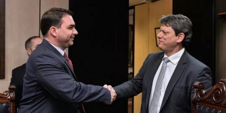 O senador Flávio Bolsonaro (PL); e o governador de SP, Tarcísio de Freitas (Republicanos).