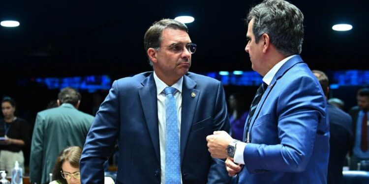 Os senadores Flávio Bolsonaro e Ciro Nogueira