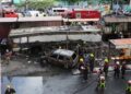 Equipes de resgate trabalham após colisão entre trem e ônibus que deixou mortos em Bangkok, capital da Tailândia