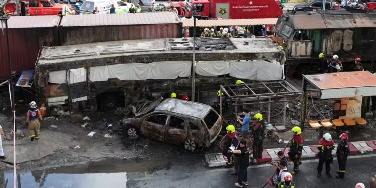 Equipes de resgate trabalham após colisão entre trem e ônibus que deixou mortos em Bangkok, capital da Tailândia
