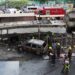 Equipes de resgate trabalham após colisão entre trem e ônibus que deixou mortos em Bangkok, capital da Tailândia