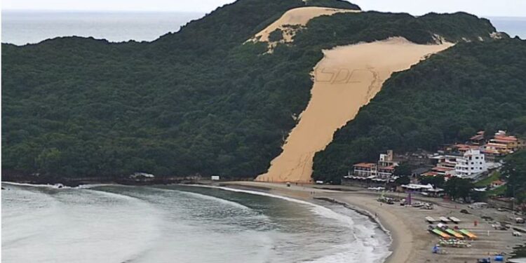 Imagens de canal no YouTube registraram que morro tinha a sigla SDC já nas primeiras horas da manhã