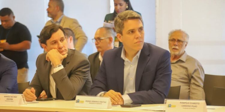 Marcelo Beltrão Siqueira, presidente da AMA/AL, e Pedro Freitas, presidente da Amupe e prefeito de Aliança