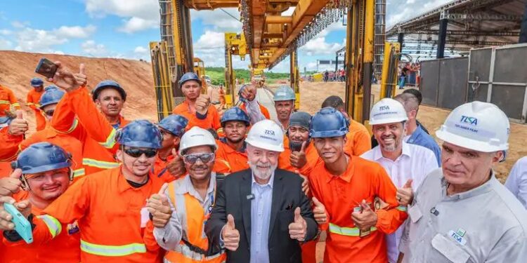 Ele pediu para participar pessoalmente da assinatura do contrato do trecho pernambucano