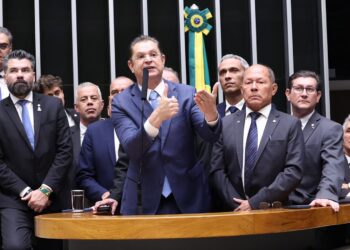 Defesa de 4x3 pelo PL quer inviabilizar avanço do fim da 6x1, diz base