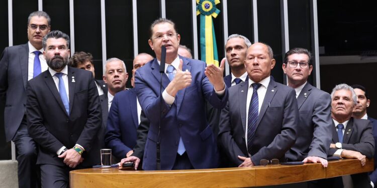 Defesa de 4x3 pelo PL quer inviabilizar avanço do fim da 6x1, diz base
