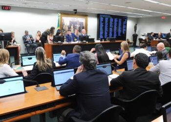 PEC prevê diminuir a maioridade penal de 18 para 16 anos