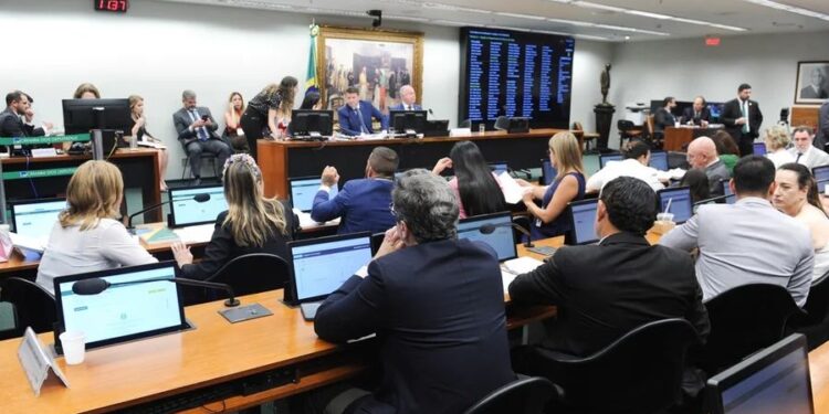 PEC prevê diminuir a maioridade penal de 18 para 16 anos