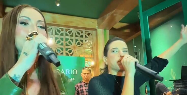 A cantora Solange Almeida e a Governadora Raquel Lyra