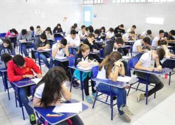 Superlotação em escola de luxo no Paiva é alvo de críticas