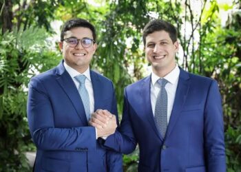 O prefeito Victor Marques e o ex-prefeito João Campos (PSB) (esq. p/ dir.)