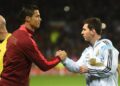 Cristiano Ronaldo e Messi durante confronto por suas seleções