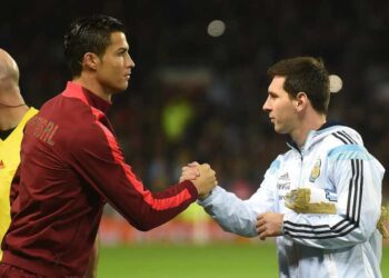 Cristiano Ronaldo e Messi durante confronto por suas seleções