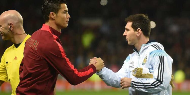 Cristiano Ronaldo e Messi durante confronto por suas seleções