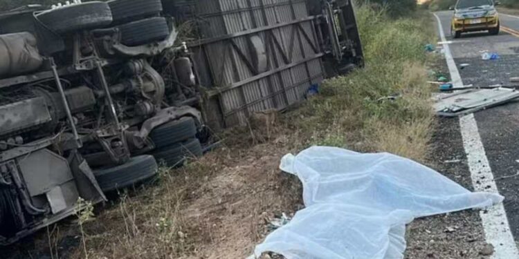 Acidente com ônibus de time de basquete deixa mortos e feridos no Ceará