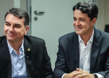 Flávio Bolsonaro e o presidente estadual do PL em Pernambuco