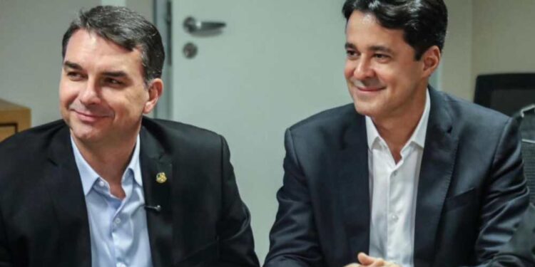 Flávio Bolsonaro e o presidente estadual do PL em Pernambuco