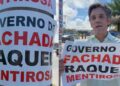 O secretário estadual de Meio Ambiente Daniel Coelho exibe o polêmico cartaz