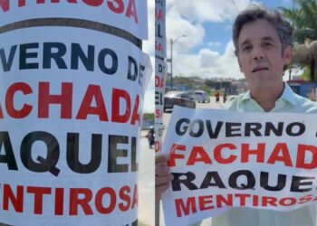 O secretário estadual de Meio Ambiente Daniel Coelho exibe o polêmico cartaz