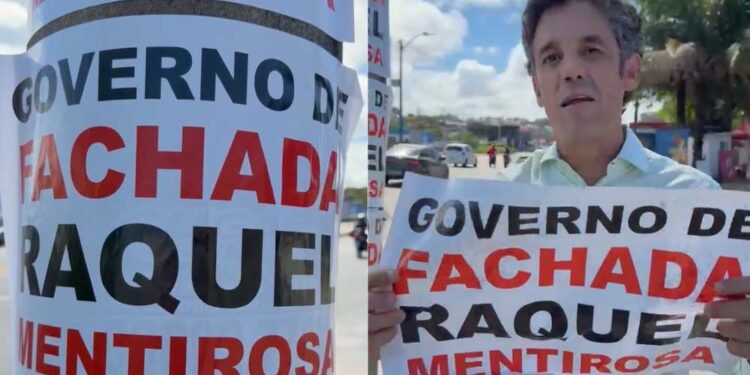 O secretário estadual de Meio Ambiente Daniel Coelho exibe o polêmico cartaz