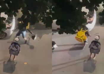 Um dos suspeitos usa um capacete para golpear o veículo repetidamente