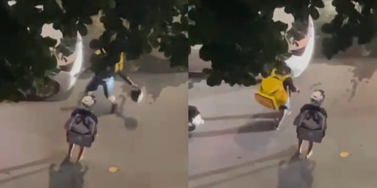 Um dos suspeitos usa um capacete para golpear o veículo repetidamente