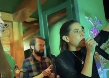 Raquel canta com Solange na abertura do São João de Caruaru