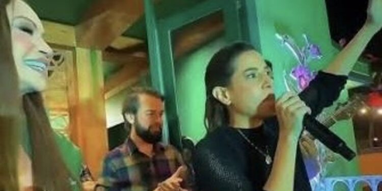 Raquel canta com Solange na abertura do São João de Caruaru