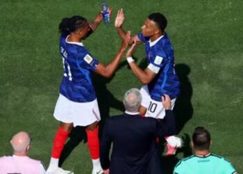 Olise e Mbappé comemoram gol da França contra Senegal