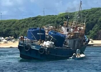 O barco transportava água mineral, óleo e material de construção. Imagem: Reprodução/TV Globo
