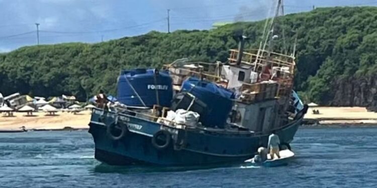 O barco transportava água mineral, óleo e material de construção. Imagem: Reprodução/TV Globo
