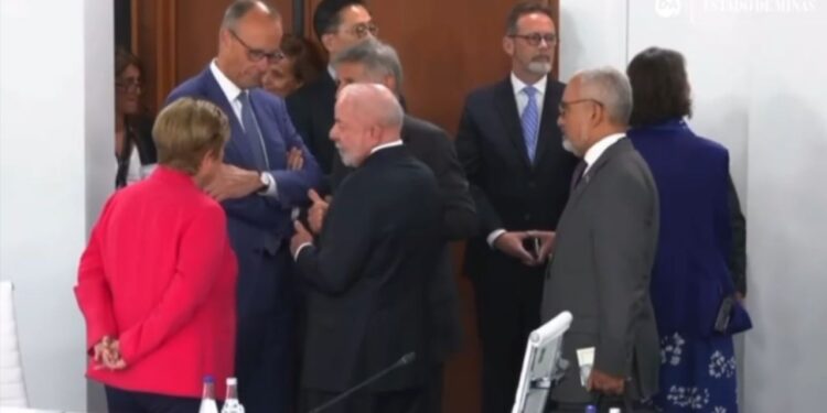 A conversa aconteceu durante uma reunião da cúpula do G7 na França. (Reprodução)