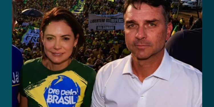 Michelle e Flávio Bolsonaro durante manifestação bolsonarista na Esplanada. Foto: Wilton Junior/Estadão