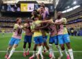 Jogadores abraçam Martinelli após gol da vitória sobre o Japão. Foto: Lars Baron/AFP