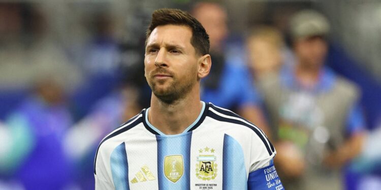 Lionel Messi durante a entrada em campo para a partida contra a Áustria
