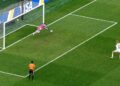 Goleiro paraguaio Orlando Gill defende pênalti contra alemão Nick Woltemade