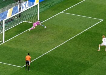 Goleiro paraguaio Orlando Gill defende pênalti contra alemão Nick Woltemade